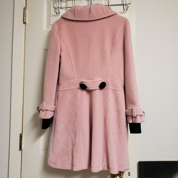 Pink trench coat with large button details - Picture 2 of 6